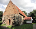 Zdjęcie przedstawia kamienno-ceglany kościół                                                                                                                                                            