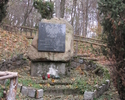 Zdjęcie przedstawia pamiątkowy głaz z tablicą na szczątkach bunkrów                                                                                                                                     