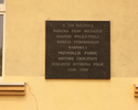 Na zdjęciu widać tablicę pamiątkową wiszącą na ścianie Urzędu Stanu Cywilnego. Tablica została wykonana na 700cio lecie nadania praw miejskich.                                                         