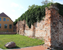 Średniowieczne mury obronne oraz budynek muzeum.                                                                                                                                                        