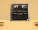 Na zdjęciu widać tablicę pamiątkową wiszącą na ścianie Urzędu Stanu Cywilnego. Tablica została wykonana na 750cio lecie miasta Police.                                                                  