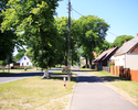 Zdjęcie przedstawia ulicę we wsi Niekłończyca.                                                                                                                                                          