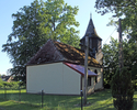 Zdjęcie przedstawia kościół w Ząbrowie, widok od strony parku dworskiego.                                                                                                                               