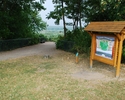 Zdjęcie przedstawia tablicę informacyjną na polanie widokowej przy Jeziorze Szmaragdowym.                                                                                                               