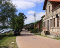 Zdjęcie przedstawia ulicę we wsi Siadło Dolne.                                                                                                                                                          