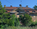 Zdjęcie przedstawia front pałacu w Ząbrowie.                                                                                                                                                            