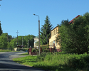 Zdjęcie przedstawia wjazd do Rąbina od strony Świdwina/Połczyna-Zdroju,  w centrum kadru widoczny przystanek autobusowy, po prawej przychodnia lekarska.                                                