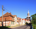 Zdjęcie przedstawia ulicę we wsi Trzebież.                                                                                                                                                              