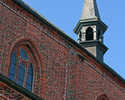Zdjęcie przedstawia zbliżenie na ozdobną wieżyczkę na kościele pw. Matki Bożej Nieustającej Pomocy w Świdwinie.                                                                                         
