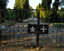 Zdjęcie przedstawia bramę cmentarza wojennego                                                                                                                                                           