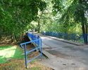 Zdjęcie przedstawia ozdobny mostek znajdujący się w Parku Brodowskim.                                                                                                                                   