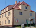 Zdjęcie przedstawia budynek Urzędu Gminy w Sławoborzu. Widok od strony parkingu przy ulicy Kolejowej.                                                                                                   