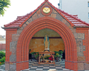 Zdjęcie przedstawia kapliczkę z figurą Matki Boskiej przy kościele pw. Matki Bożej Nieustającej Pomocy w Świdwinie.                                                                                     