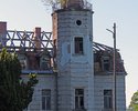 Zdjęcie przedstawia zbliżenie na wieżę pałacu w Słowieńsku.                                                                                                                                             
