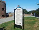 Zdjęcie przedstawia tablicę informacyjną dotyczącą Fortu Ujście.                                                                                                                                        