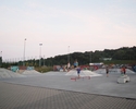 Zdjęcie przedstawia skatepark który znajduję się na osiedlu Bukowe w Szczecinie.                                                                                                                        