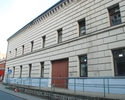 Zdjęcie przedstawia boczną ścianę budynku.                                                                                                                                                              