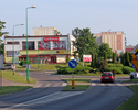 Zdjęcie przedstawia dyskont Biedronka w Świdwinie, widok od strony ulicy Armii Krajowej.                                                                                                                