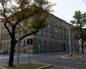 Zdjęcie przedstawia budynek Zespołu Szkół od strony Placu Zawiszy.                                                                                                                                      