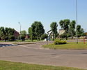 Zdjęcie przedstawia Plac Lotników w Świdwinie, z lewej  widoczny dworzec kolejowy, w centrum Pomnik Lotników.                                                                                           