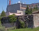 Zdjęcie przedstawia pozostałości murów obronnych w Świdwinie, widok od strony rzeki.                                                                                                                    