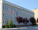 Zdjęcie przedstawia budynek Urzędu Miasta i Gminy w Świdwinie.                                                                                                                                          