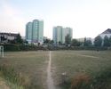 Zdjęcie przedstawia boisko sportowe znajdujące się za kościołem przy ulicy Wańkowicza w Szczecinie.                                                                                                     