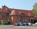 Zdjęcie przedstawia ścianę boczną i front  budynku dworca kolejowego w Świdwinie.                                                                                                                       