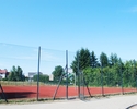 Zdjecie przedstawia widok na boisko sportowe.                                                                                                                                                           
