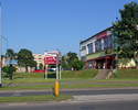 Zdjęcie przedstawia dyskont Biedronka w Świdwinie, widok od parkingu przy budynku Drawska 6.                                                                                                            