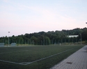Zdjęcie przedstawia boisko sportowe znajdujące się na terenie Gimnazjum nr 29 w Szczecinie.                                                                                                             