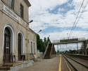 Widok przedstawia dworzec PKP.                                                                                                                                                                          