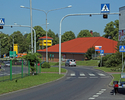 Zdjęcie przedstawia dyskont NETTO w Połczynie-Zdroju, widok od strony skrzyżowania z ulicą Reymonta.                                                                                                    