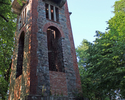 Zdjęcie przedstawia wieżę widokową w parku miejskim w Świdwinie.                                                                                                                                        