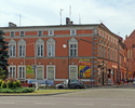 Zdjęcie przedstawia kamieniczki przy ulicy 1 Maja w Świdwinie, widok od ul Batalionów Chłopskich.                                                                                                       