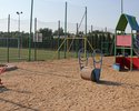 Zdjęcie przedstawia plac zabaw przed kompleksem boisk Orlik w Świdwinie. Widok od strony parkingu.                                                                                                      