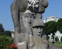 Zdjęcie przedstawia pomnik na Placu Konstytucji 3 Maja w Świdwinie.                                                                                                                                     