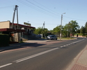 Na zdjęciu widać główną ulicę miejscowości wiodącą w kierunku Szczecinka i Czaplinka. Po lewej stronie przystanek PKS.                                                                                  