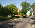 Na zdjęciu widać główną ulicę przebiegająca przez wioskę.                                                                                                                                               