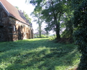 Na zdjęciu widnieje cmentarz przykościelny w Chlebowie.                                                                                                                                                 