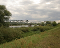 Na zdjęciu widnieje najdłuższa przeprawa kolejowa przez Odrę mieszcząca się w Siekierkach.                                                                                                              