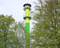Na zdjęciu widać szczyt wieży w otoczeniu zieleni lasu.                                                                                                                                                 