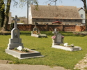 Na zdjęciu widnieje cmentarz przykościelny w Żelechowie.                                                                                                                                                