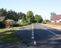 Na zdjęciu widać część zabudowań wioski oraz drogę prowadzącą nad jezioro.                                                                                                                              