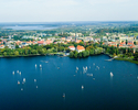 Na zdjęciu widać jezioro Trzesiecko z lotu ptaka, widok na panoramę miasta.                                                                                                                             