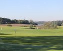 Na zdjęciu widnieje pole golfowe w Binowie.                                                                                                                                                             
