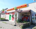Zdjęcie przedstawia sklep Żabka znajdujący się przy ulicy Przodowników Pracy w Szczecinie.                                                                                                              