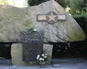 Na zdjęciu widać pomnik w kształcie głazu od strony alei cmentarnej.                                                                                                                                    
