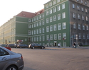 Zdjęcie przedstawia odnowiony budynek w kolorze zielonym, w którym mieści się Komenda Straży Miejskiej                                                                                                  
