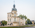 Zdjęcie przedstawia budynek, w którym znajduje się Muzeum w Koszalinie.                                                                                                                                 